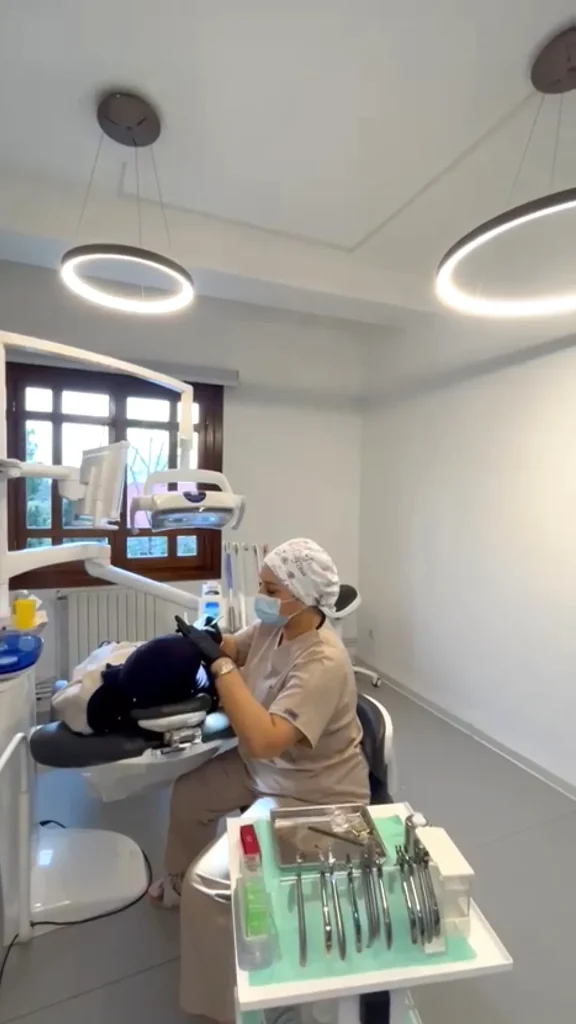 Dr benahmed orthodontiste à la clinique SmileHARMONY à Benaknoun Alger traitant un patient.