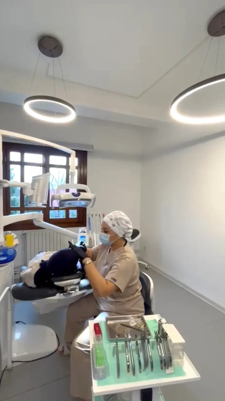 Dr benahmed orthodontiste à la clinique SmileHARMONY à Benaknoun Alger traitant un patient.