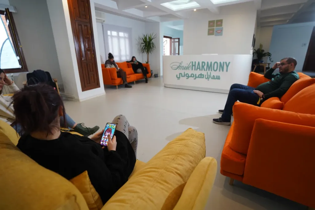 salle de réception de la clinique SmileHARMONY spécialisée en orthodontie à Alger