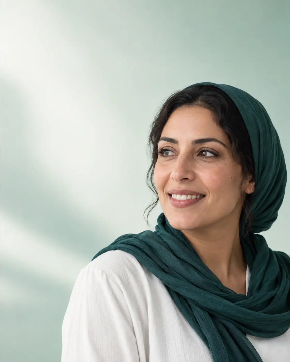 portrait d'une jeune femme avec un sourire naturel